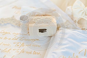 Romantic wedding set featuring gold wedding bands and a wooden box