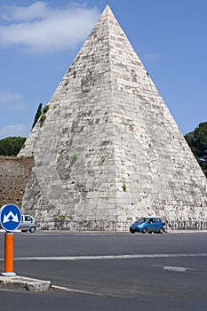 Rome - the Cestia Pyramid 2