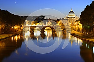 Rím, bazilika a most v noci 