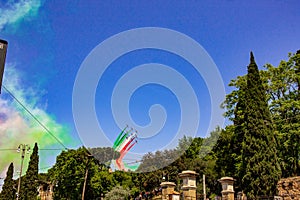 Partiti da tricolore freccette rappresentante Italiano bandiera Attraverso un imperiale forum 