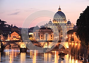 Il Vaticano con i ponti sul Fiume Tevere a Roma, Italia.