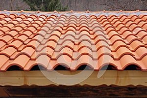 Roof with ceramic tiles