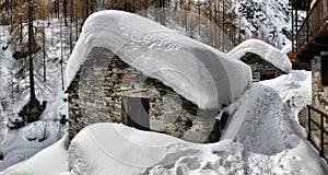 Roof of a chalet cowred with snow.