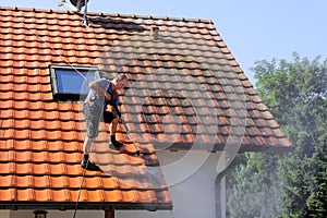 Roof cleaning with high pressure