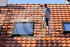 Roof cleaning with high pressure