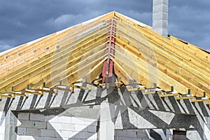 Roof trusses connected to the roof truss, not covered with a roof, with a steel I-beam instead of a corner rafter.