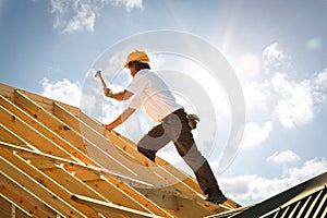 Techador carpintero en negocios sobre el techo sobre el construcción paginas 