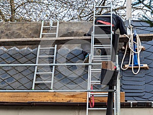 Roofer covers a new roof
