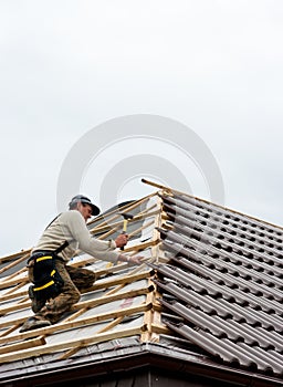 Roofer lying tiles