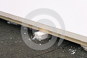 Roofing insulation, installation of insulation sheets on foam