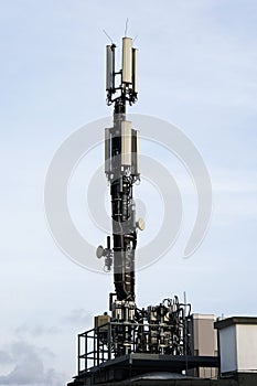 Rooftop mobile communication antenna