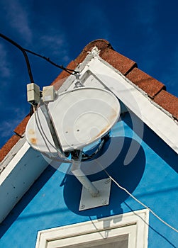 Rooftop satellite antenna