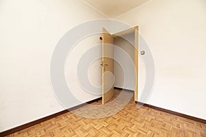 Room with white painted walls, parquet flooring