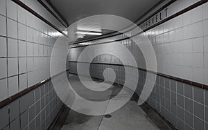 Roosevelt underground station, leading lines
