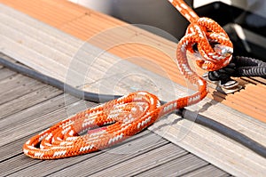 Rope of boat twist into circle on dock