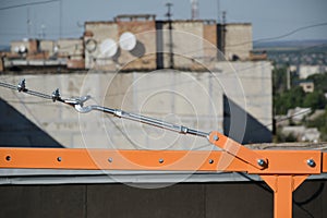 Rope lockers in rear beam of suspended wire rope platform for facade works on high multistorey buildings. Rope lockers blocks kink