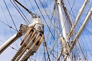 Rope pulley and mast of a ship