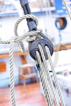 Ropes and fixing arrangements on a sailboat