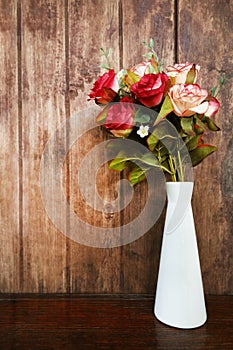 rose bouquet vase on wood table