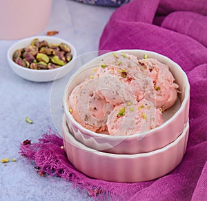 Rose and pistachios icecream