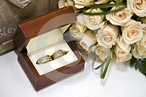Roses and weddings rings in box