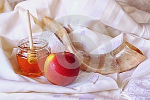 Rosh hashanah (jewesh holiday) concept - honey, apple and pomegranate over wooden table. traditional holiday symbols.