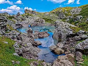 Samec tramp farbistý hora jazera v väčšie kaukaz hora rozsah 