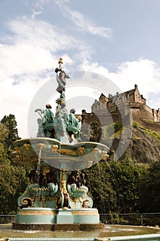 Ross Fountain and Edinburgh Castle in Edinburgh , Scotland