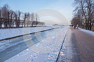 Rossiya Petergof park s fontanami zimnij morskoj kanal vo l`du