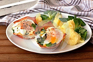 Rosted eggs with ham and mashed potatoes