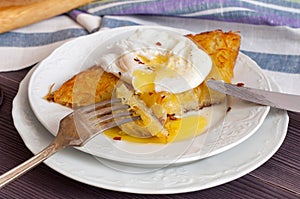 Rosti potatoes with poached egg