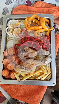 Rostidora de verdura y pollo//  Grilled vegetables and chicken photo