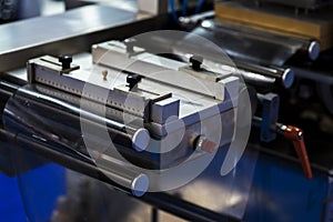 Rotary die cutting machine with slitting blade system