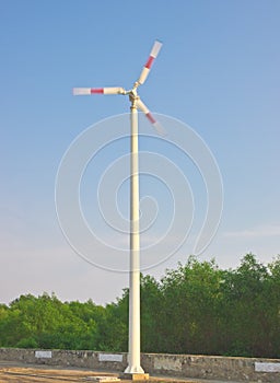 Rotating large wind turbine generator