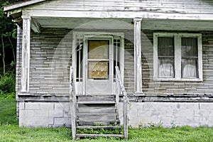 Rotting house in the Alabama backwoods