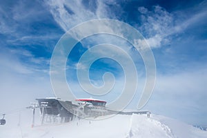 Restaurace Rotunda ve výšce 2004 mv lyžařském středisku Jasná, Slovensko na sněhové vánici