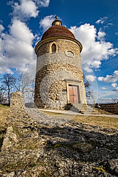 Rotunda sv. Jiří v podhůří malého města v Evropě s hradbami pod hezkou oblohou