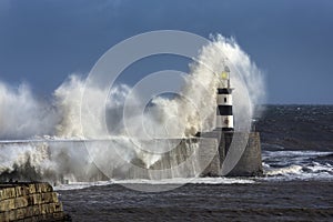 Bruto el mar faro inglaterra 