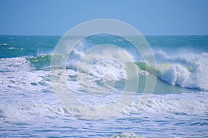 Grossolano il mare il grande Oceano onde 