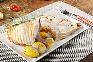 Roulade of stuffed chicken with potatoes