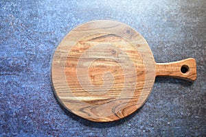 Round acacia wood chopping board