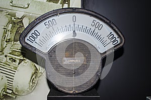 Round analog ampere meter