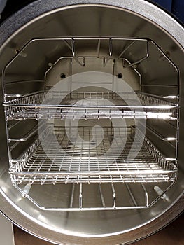 Round autoclave chamber with rack and shelves