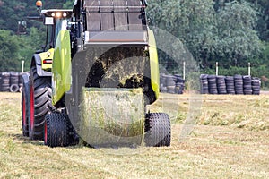 Round baler