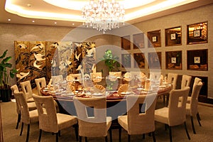 Round banquet table