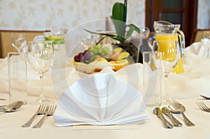 Round banquet table setting