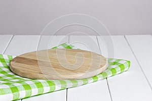 Round cutting board for pizza