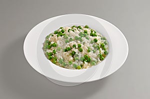 Round dish with boiled rice and peas