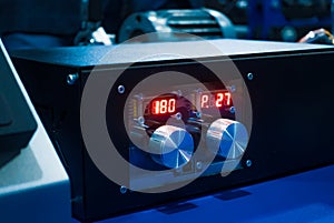 Round knobs for power control with electronic display