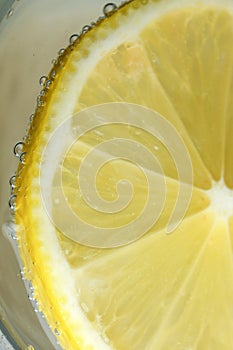 Round lemon slice in slaked soda water